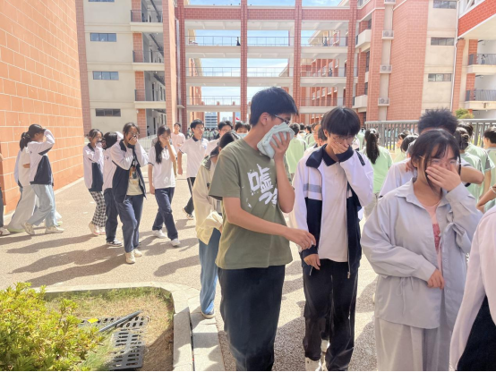筑牢生命防线 守护校园安全——赣南师范大学附属中学2025年秋季学期应急疏散演练纪实