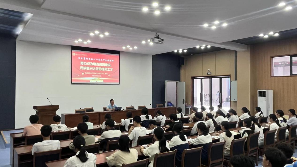 青春献礼强国路，学子齐绘复兴图——赣南师大附中主题团课