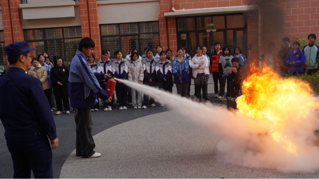 筑牢安全防线，守护青春成长——赣南师范大学中学开展消防科普进校园活动