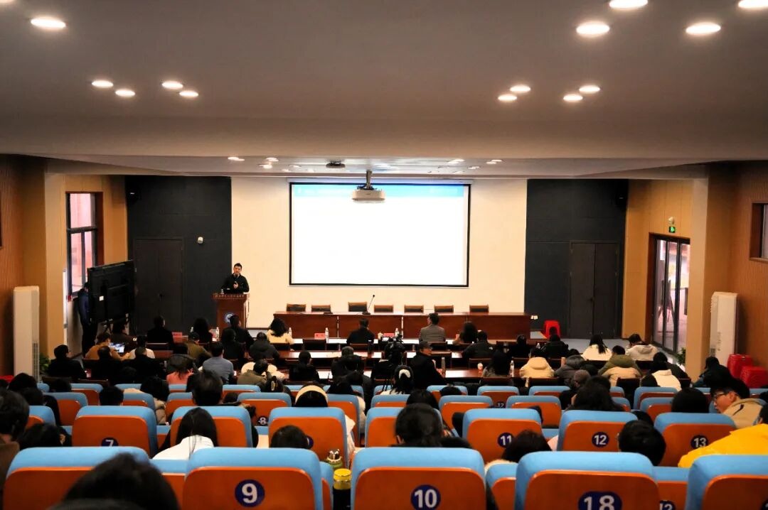 AI赋能教学革新 共探教育未来路径 | 赣南师大附中2025-2026学年上学期期末教师培训（二）