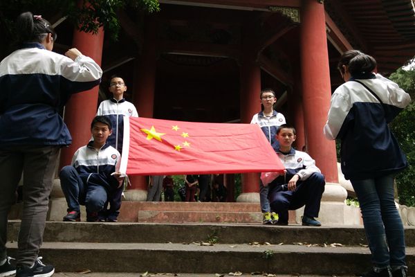缅怀先烈,牢记使命