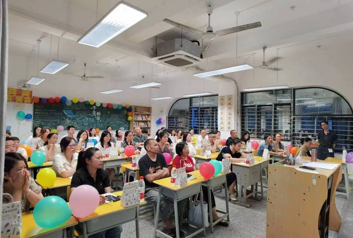 家校同心，共育未来——八年级召开期中家长会