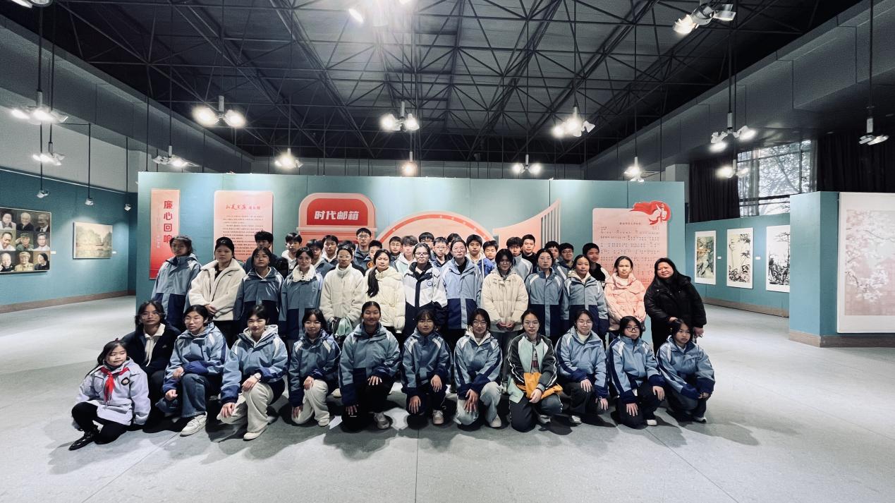 以美润心以廉铸魂——赣南师大附中团员代表参观“美”育“廉”红色题材美术展
