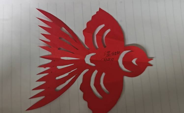 墙上有涂鸦 AI 生成的内容可能不正确。