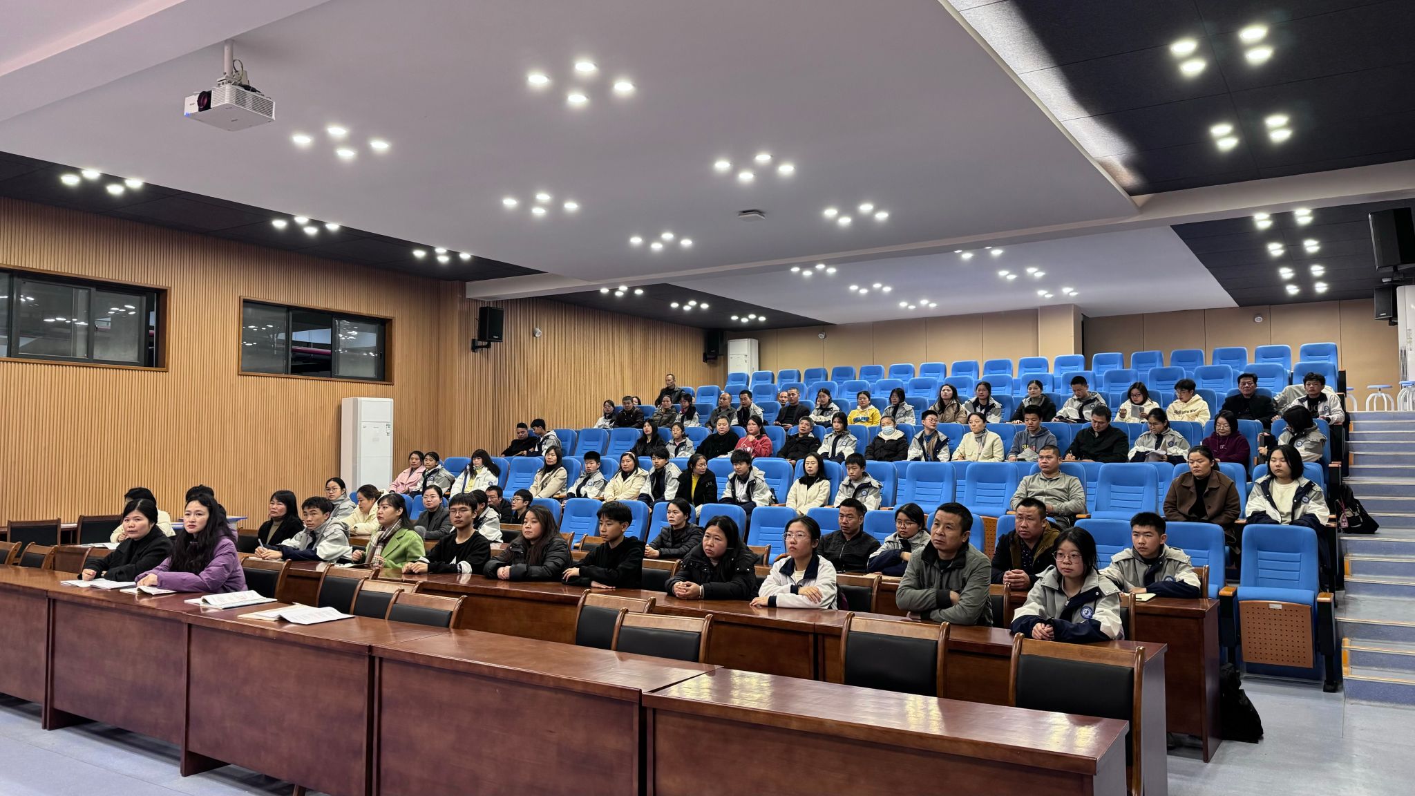 赣南师范大学附属中学蓉江校区八年级举行家校共育代表座谈会