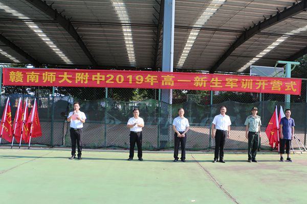 迷彩八月，青春飞歌