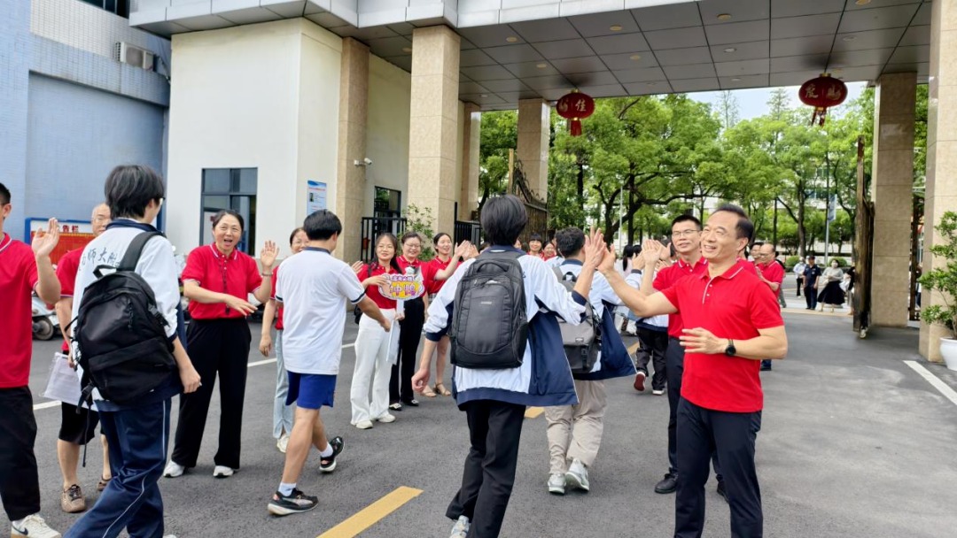 击掌如雷 豪情壮行——赣南师大附中2025届高三学子踏上征途