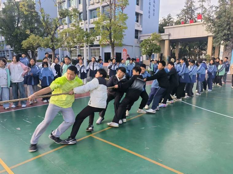 一群人在踢足球 AI 生成的内容可能不正确。