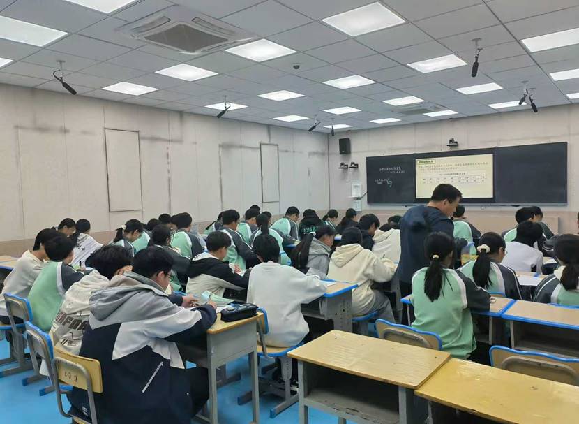 会议室里的人们 AI 生成的内容可能不正确。 会议室里的人们 AI 生成的内容可能不正确。