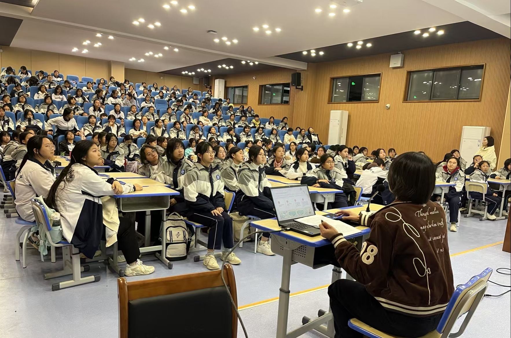 启迪智慧，绽放青春——师大附中蓉江校区举行女生专属会议