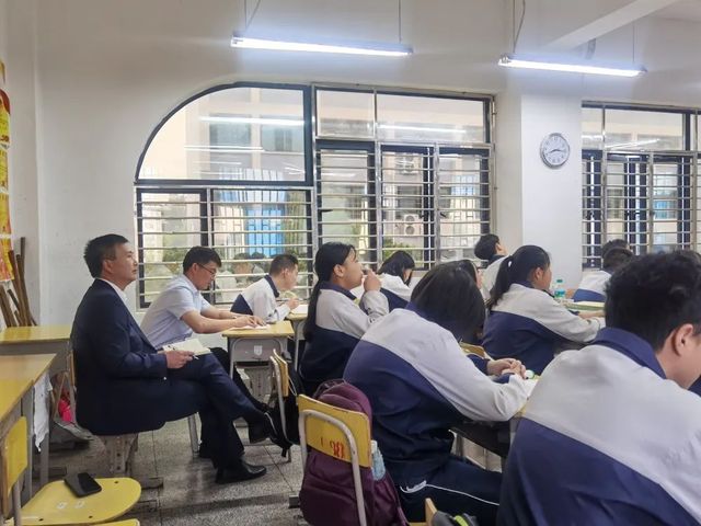 推门听课抓常态，聚焦课堂促成长｜附中校领导深入九年级教学一线推门听课