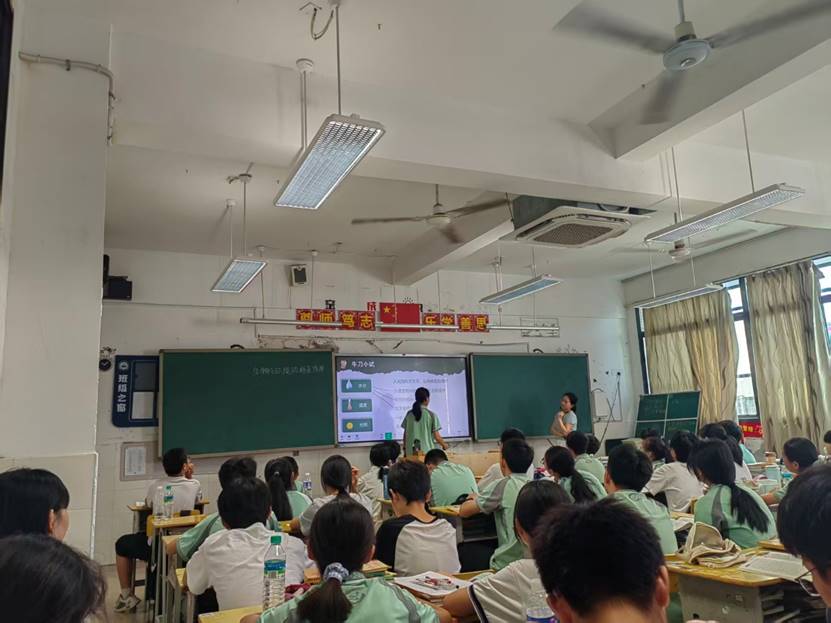 会议室里的人们 AI 生成的内容可能不正确。 会议室里的人们 AI 生成的内容可能不正确。