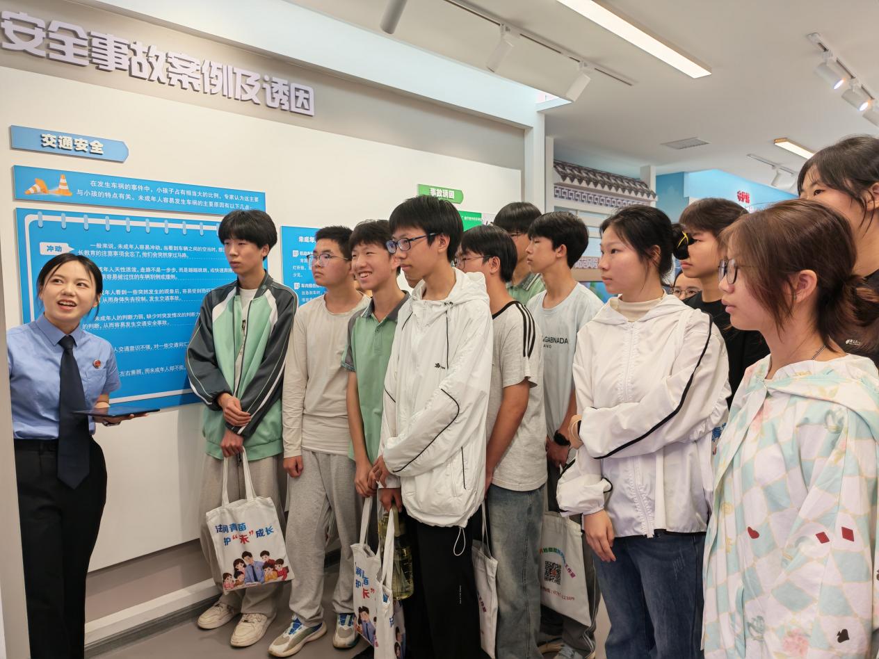 行走的思政课｜沉浸式学法！我校高一学子走进赣县区人民检察院开启法治研学之旅