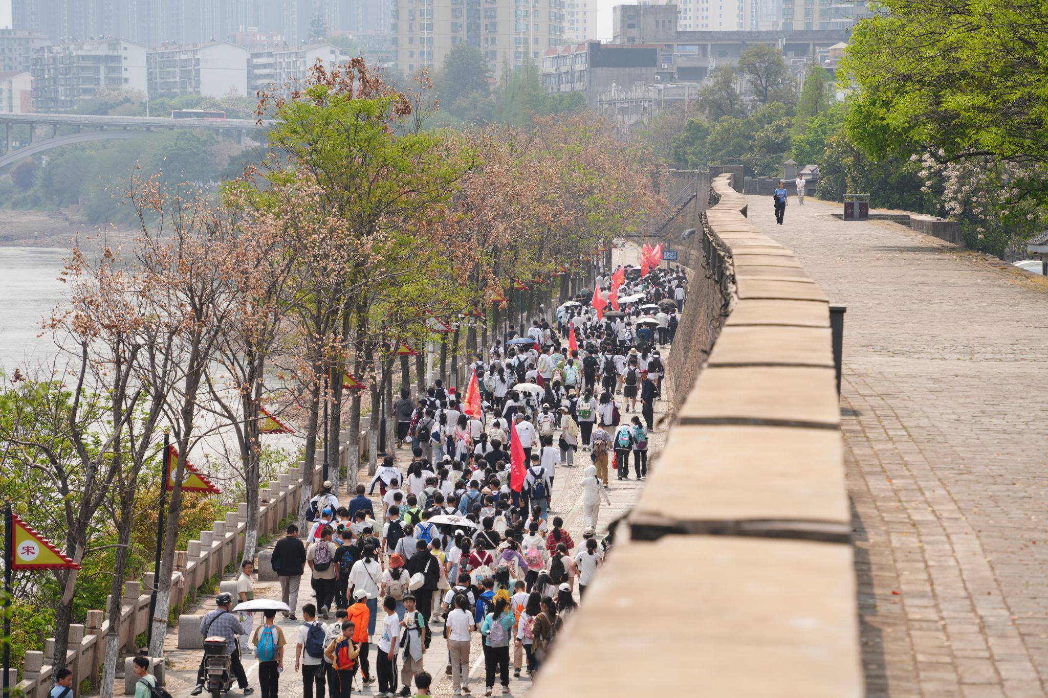 千名师生用脚步丈量青春担当 赣南师大附中第四届徒步拉练圆满举行