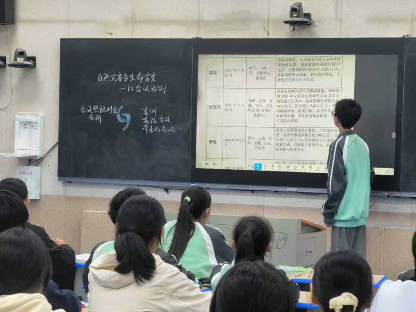一群人在台上演讲 AI 生成的内容可能不正确。 一群人在台上演讲 AI 生成的内容可能不正确。