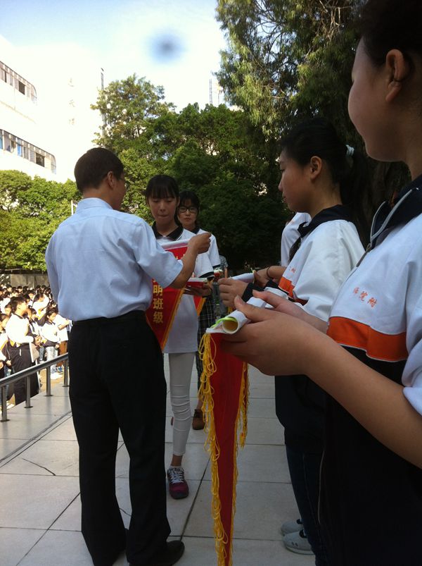 学校隆重表彰4月份文明班级