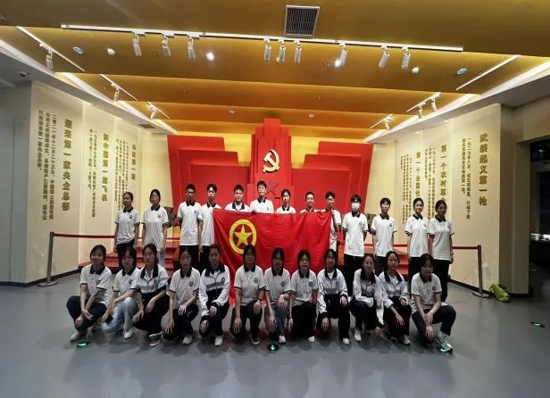 红土育红榴 赣教铸同心——赣南师大附中“铸牢中华民族共同体意识教育宣传展示月”活动纪实