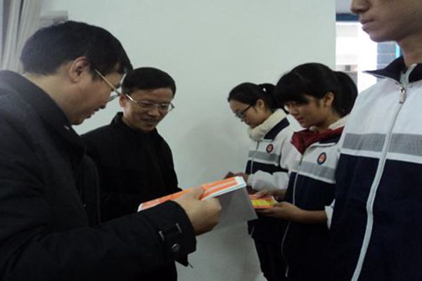 我校高一年级举行期中表彰大会