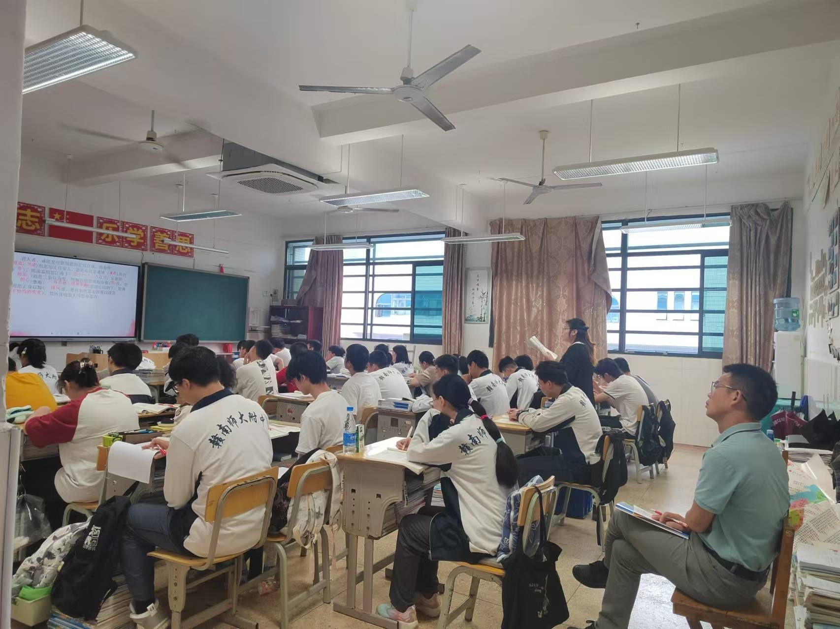 推门听课观常规   聚焦课堂促提长