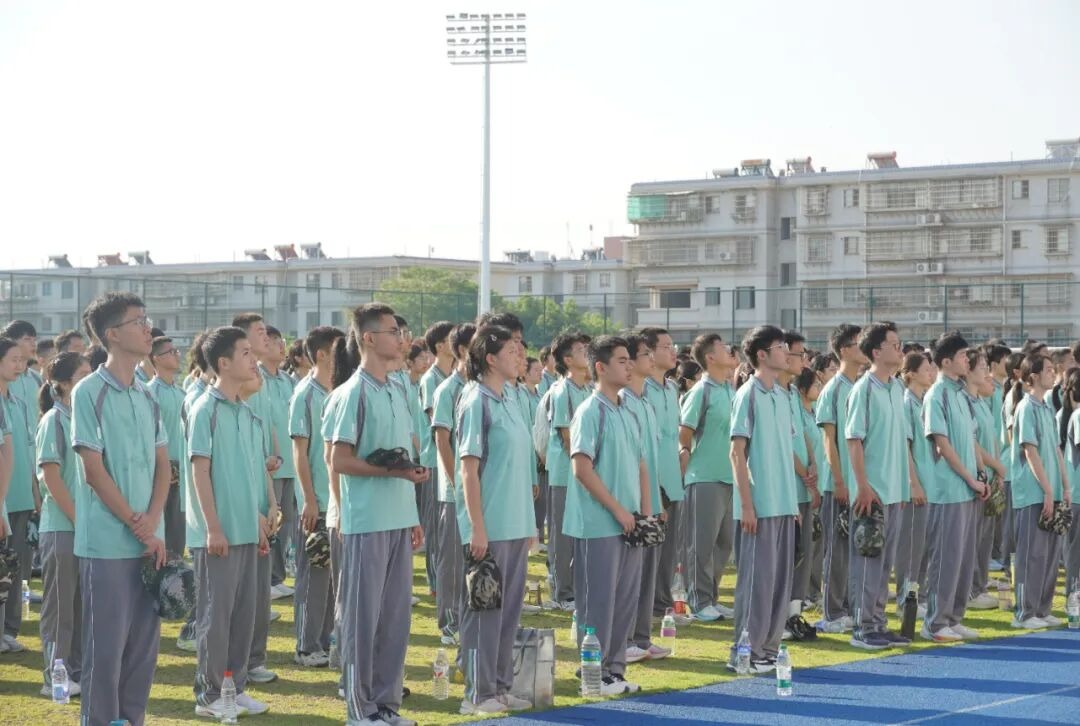 青春砺锋芒，军训启新程！赣南师大附中2025级初高中新生首日军训活动纪实