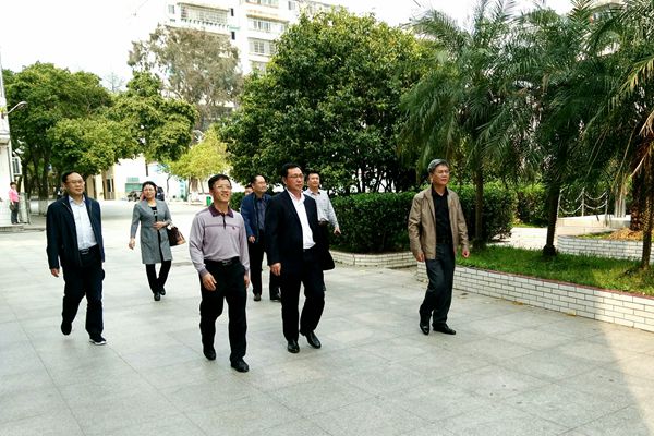 赣南师大党委副书记、校长范小林莅临附中调研