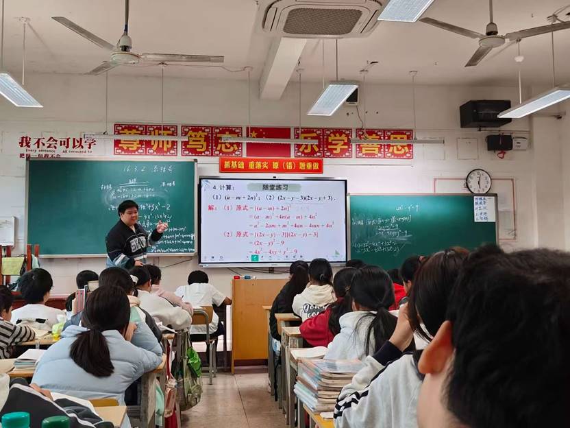 餐厅里的人们 AI 生成的内容可能不正确。 餐厅里的人们 AI 生成的内容可能不正确。