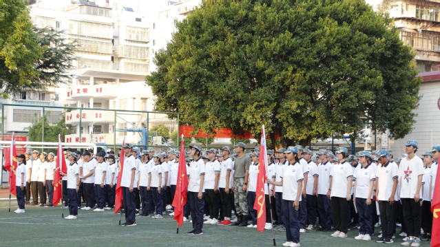 金秋集训淬青春，绿地集结展军姿 ——记赣南师范大学附属中学2021级新生军训闭营
