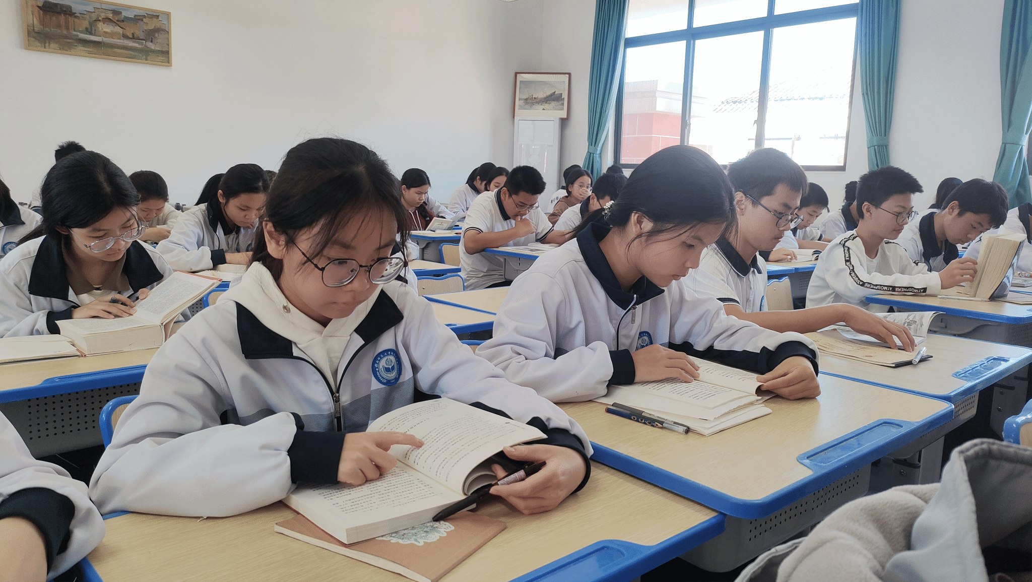 赣南师范大学附属中学蓉江校区八年级打造特色“文化艺术阅览室”