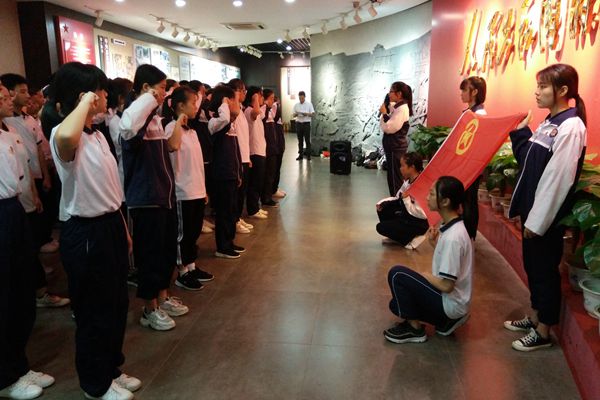 赣南师大附中举行新团员入团宣誓仪式