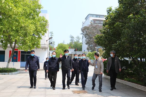 赣州市副市长邓忠平莅校视察督导毕业年级复学工作