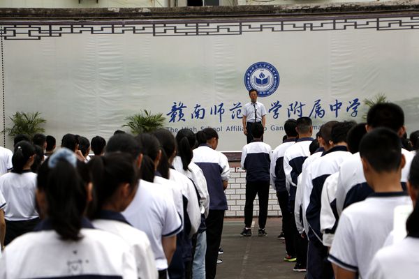 我校九年级举行升旗仪式并宣誓