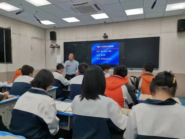 借师大春风，促附中奥赛——记赣南师大教授团队走进附中奥赛课堂