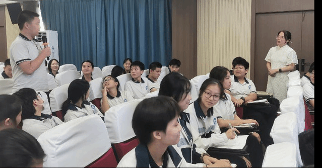 小职务，大责任——记九年级课代表培训会