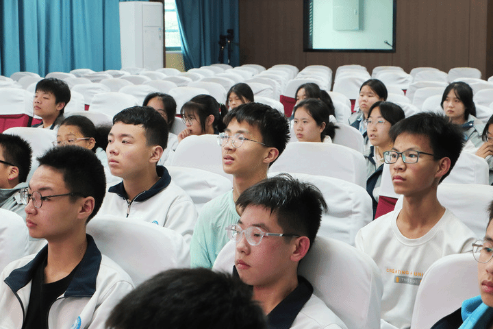 聚焦学生研究性学习，深化课题实践性研究——  我校成功召开研究性学习活动研讨会