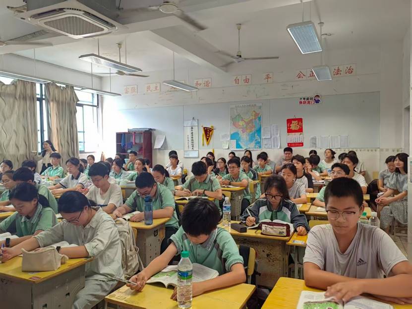 一群人在餐厅里 AI 生成的内容可能不正确。 一群人在餐厅里 AI 生成的内容可能不正确。