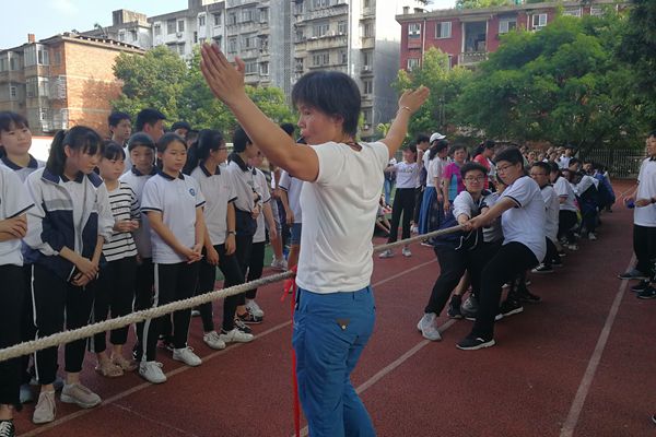 九年级举行拔河比赛活动