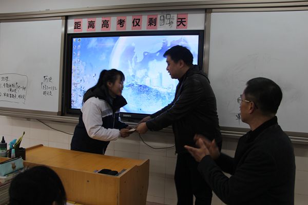 学校及社会爱心人士慷慨解囊帮助我校高三学子度难关