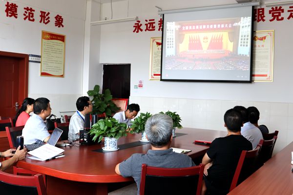 赣南师大附中积极组织教师收听收看全国抗击新冠肺炎疫情表彰大会