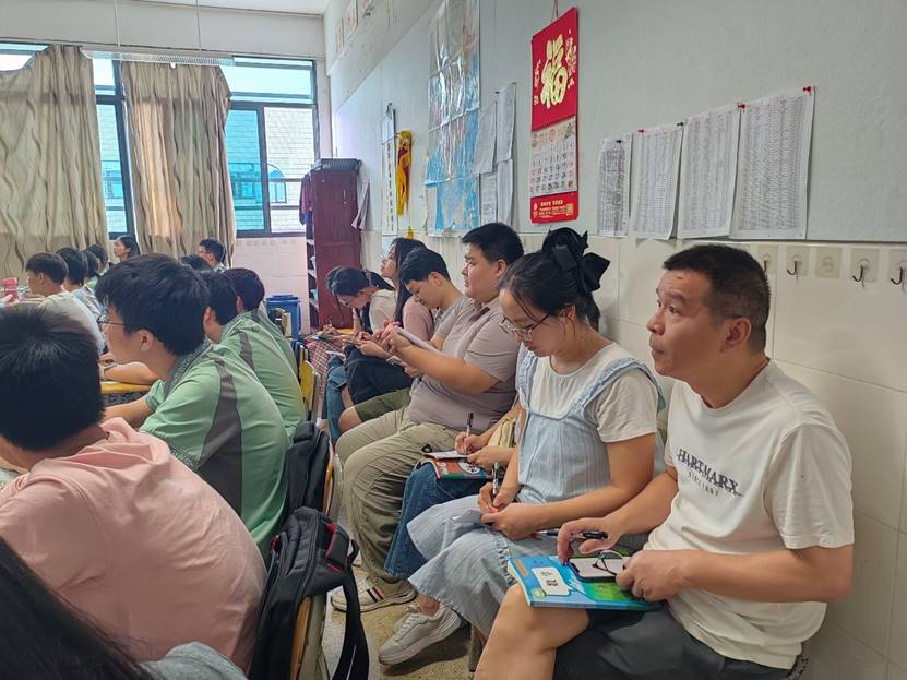 一群人在餐厅里坐着人 AI 生成的内容可能不正确。 一群人在餐厅里坐着人 AI 生成的内容可能不正确。