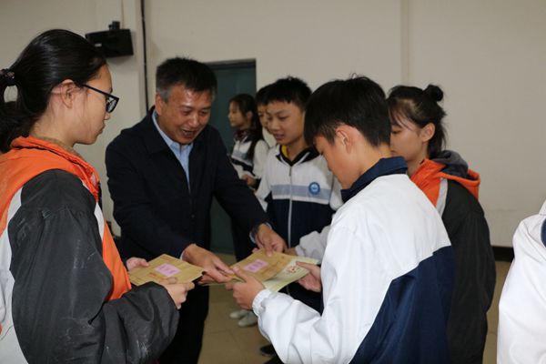 八年级举行期中考试总结暨表彰大会