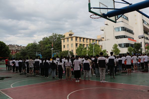 赣南师大附中举行特殊的升旗仪式