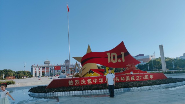 国庆节特别策划——我校八年级学生开展“升国旗，与国旗同框”活动，为祖国献礼！