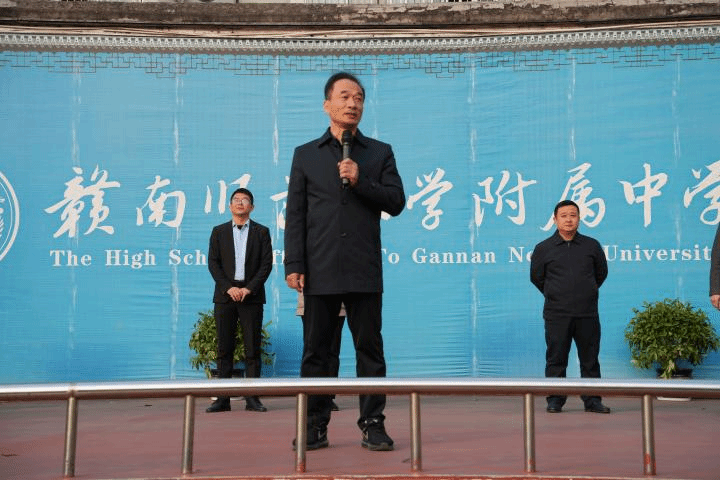 表彰催奋进，榜样促前行——八年级期中表彰大会