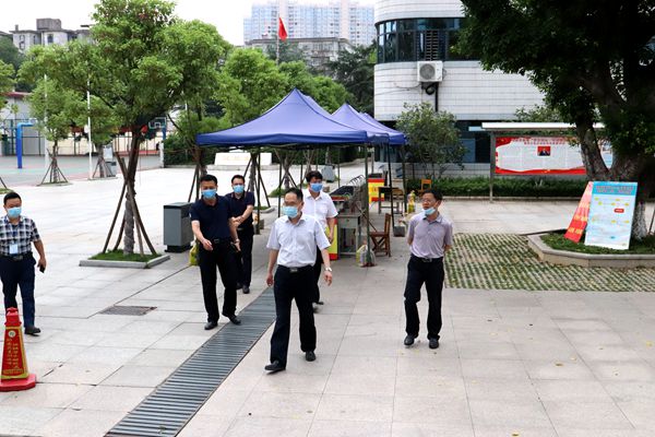 赣南师大副校长吴磊莅校检查指导基础年级复学工作