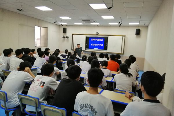 赣南师大附中举行高三学生考前抗压活动