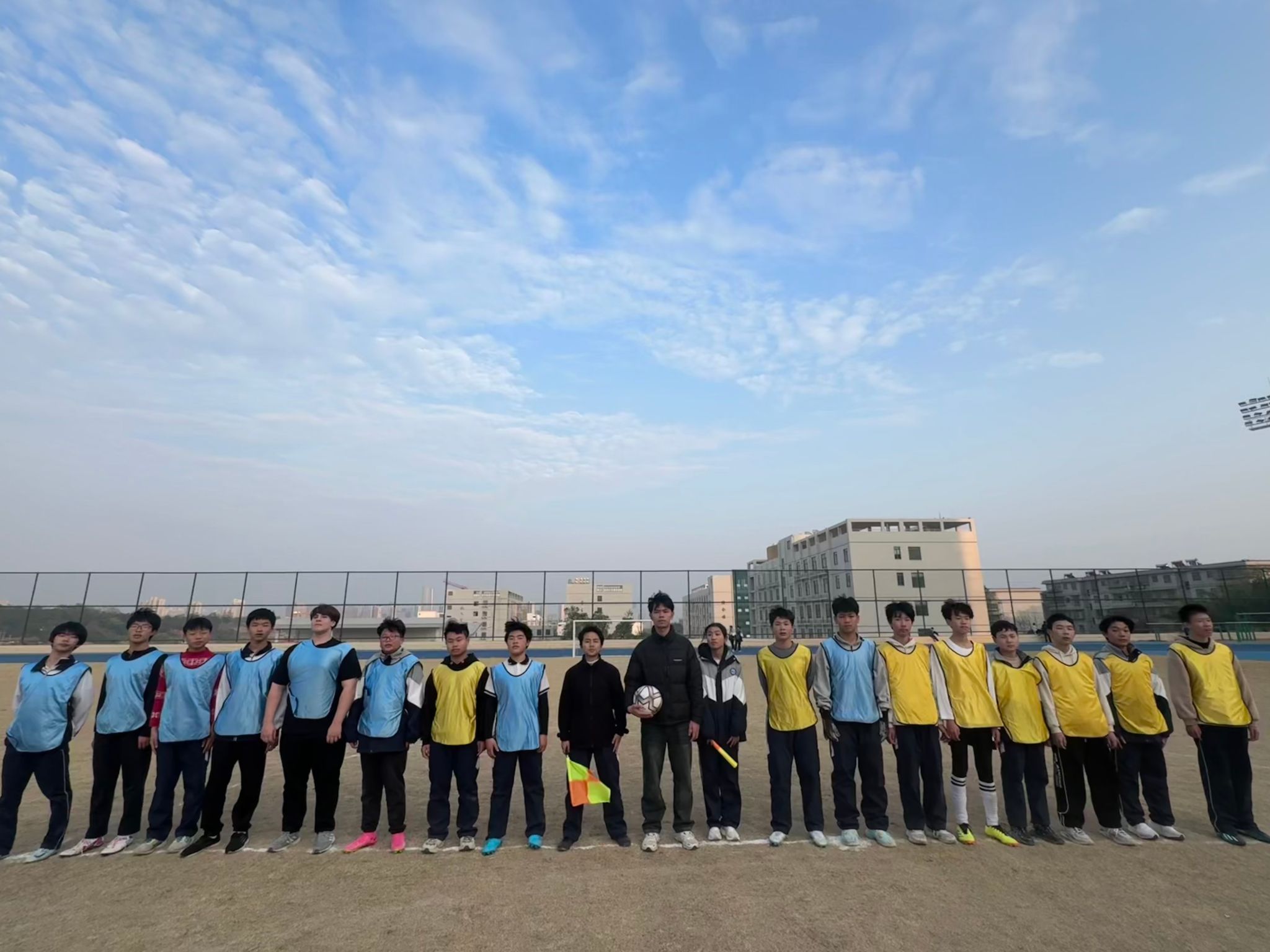 激情点燃绿茵场——八年级足球联赛圆满结束