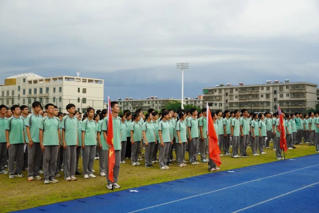 汗水铸就青春，拼搏彰显风采 | 赣南师范大学附属中学2025级新生军训圆满落幕