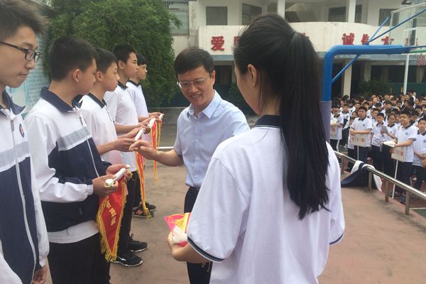 赣南师大附中举行4月份“文明班级”表彰